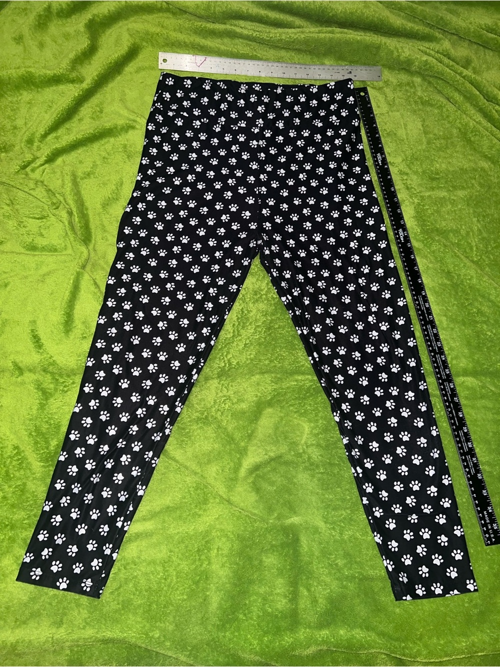 Amelia Rose Black Paw-Print Leggings